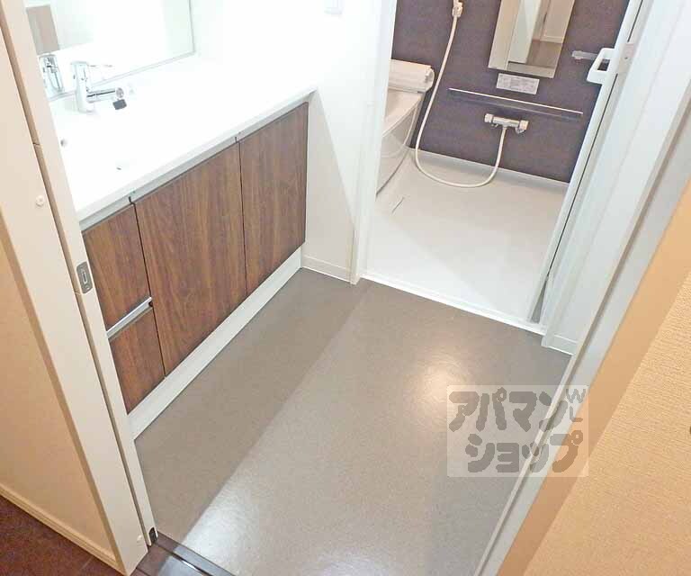 洗面設備　ゆったりとした脱衣所です。