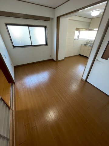 居室・リビング　※同建物別室参考写真