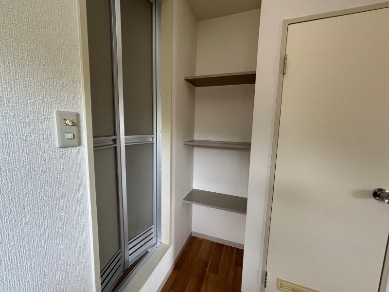 収納　トイレ横の収納棚