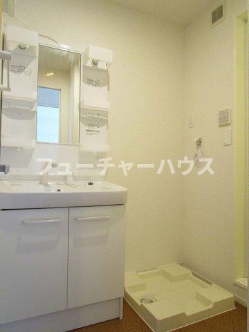 洗面設備　明るい洗面所です