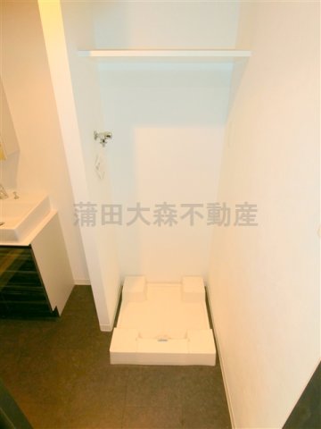 その他設備　棚付きの洗濯機置き場