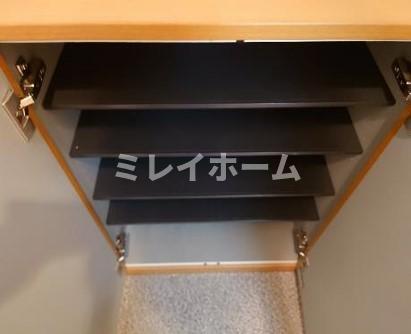 玄関　同建物内、別のお部屋の参考写真になります。