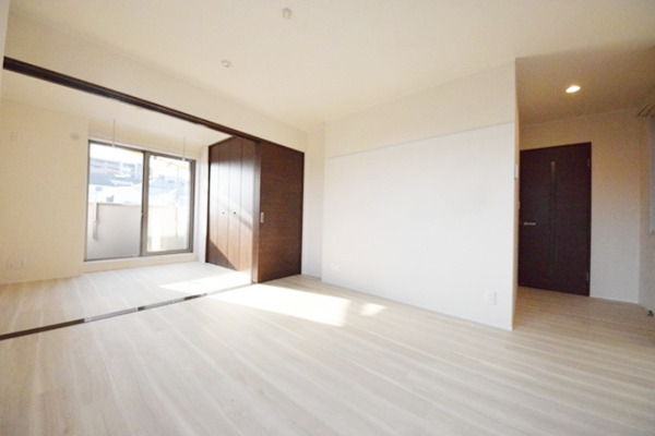 居室・リビング　【白色外観タイル張りの清涼感あるマンション♪】設備充実！