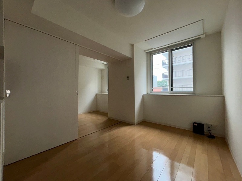 居室・リビング　木目のフローリングは落ち着きのある印象のお部屋になりますね。