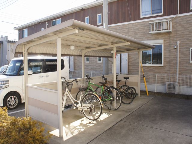 その他共有部分　屋根付きの駐輪場があります♪