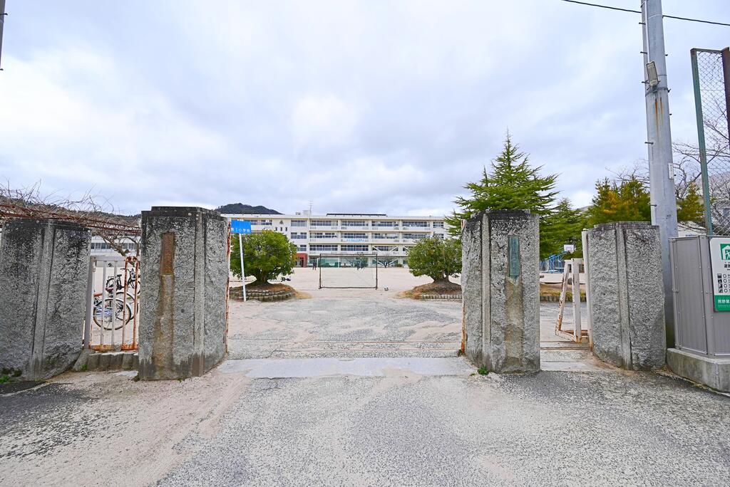 小学校　熊野町立熊野第一小学校（小学校）まで465m