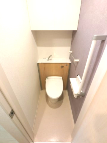 ＪＲ内房線 五井駅 徒歩13分 3階建 築8年のトイレ写真
