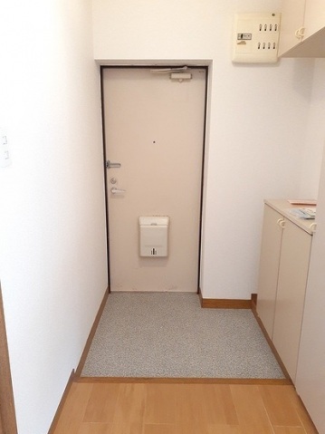 玄関　写真は別のお部屋になります。