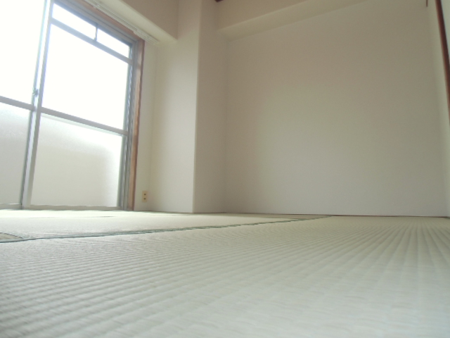 その他共有部分　明るいベッドルームです☆