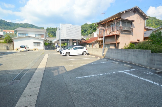 【安芸郡海田町新町のマンションのドラックストア】