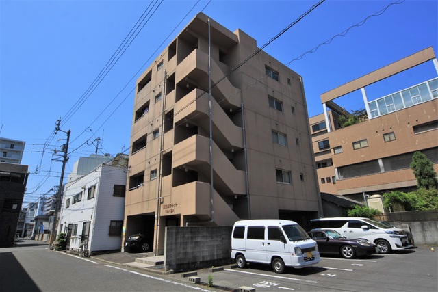 松山市湊町のマンションの建物外観