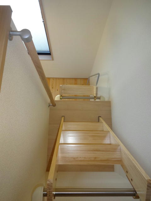 その他設備　踊り場つき弐段式ハシゴで昇り降り楽です。