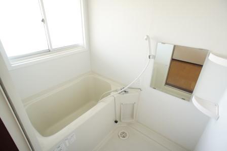 バス・シャワールーム　バスルームにも窓があるので、換気バッチリです☆