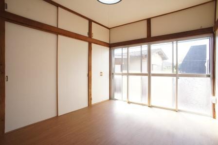 居室・リビング　洋室６帖☆ワイドな窓で通風、採光に優れたお部屋です！