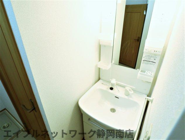 洗面設備　シャワー付き独立洗面台♪