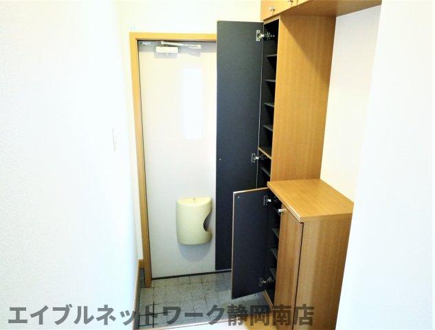 玄関　シューズボックス付きの玄関です