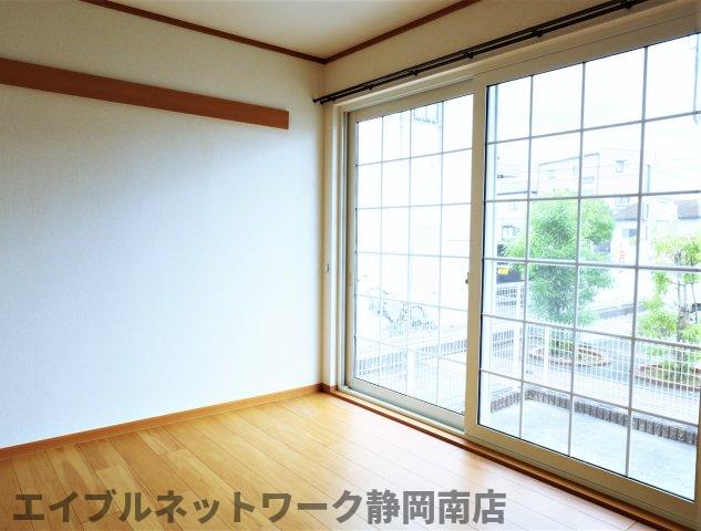 居室・リビング　こちらの居間で趣味の時間をお楽しみください