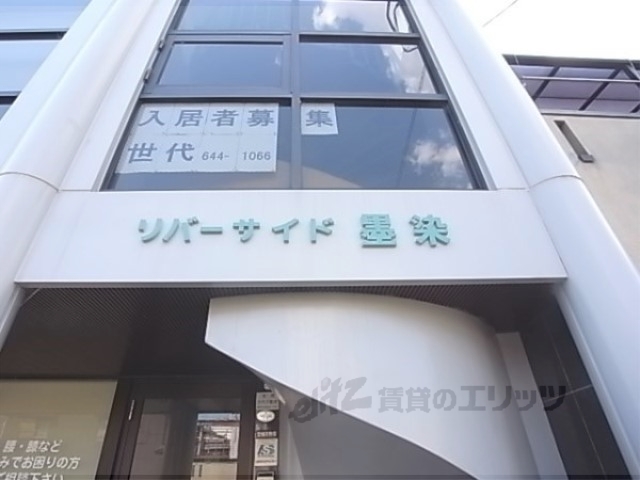 【京都市伏見区墨染町のマンションのエントランス】