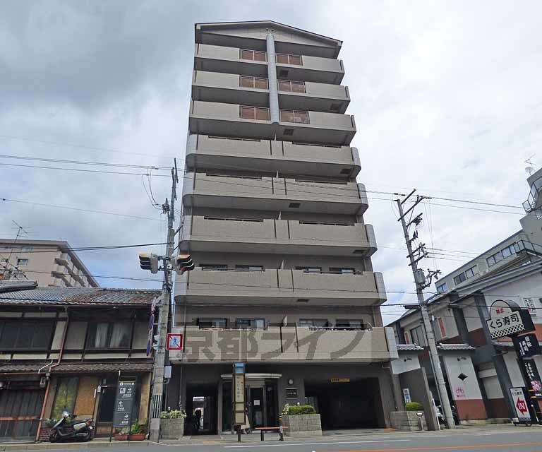 京都市上京区北小路中之町のマンションの建物外観