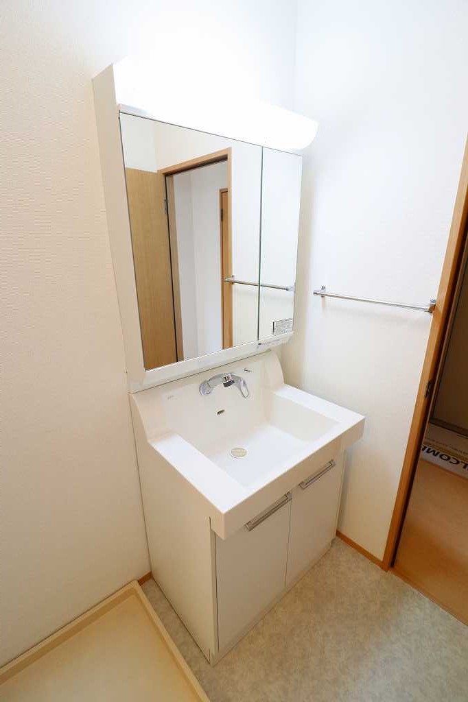 洗面設備　※同物件、別部屋の写真です。