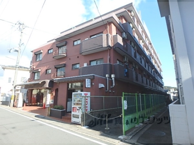 京都市右京区常盤村ノ内町のマンションの建物外観
