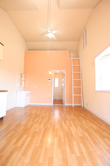 居室・リビング　天井が高く開放感のあるリビング