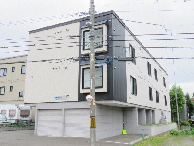 札幌市豊平区月寒東一条のアパートの建物外観