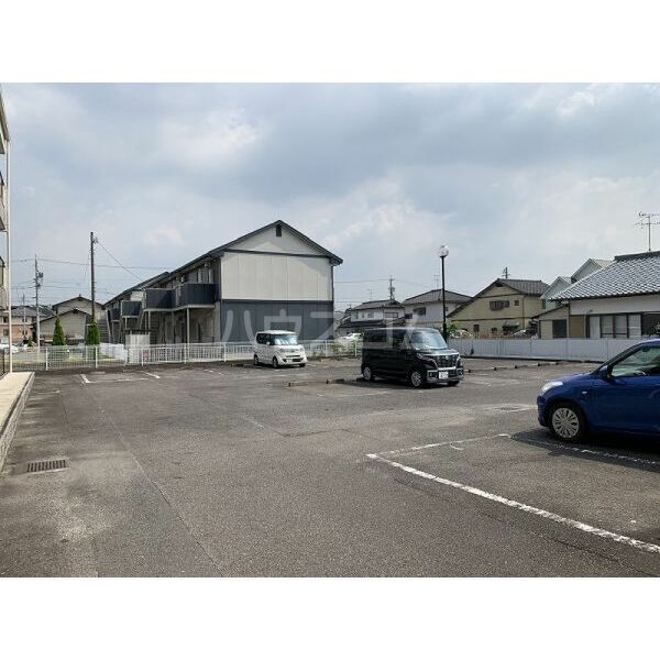 【瀬戸市福元町のマンションの駐車場】