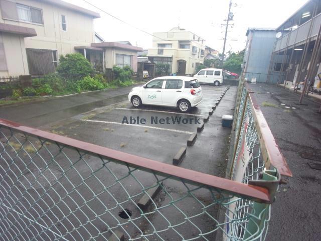 【岐阜市茜町のアパートの駐車場】