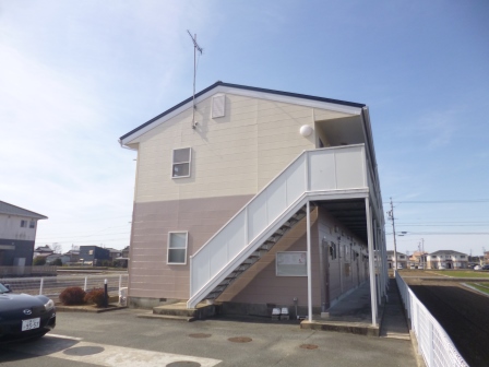 伊勢市上地町のアパートの建物外観