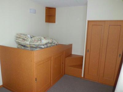 居室・リビング　布団が付くのは短期契約の時のみです。