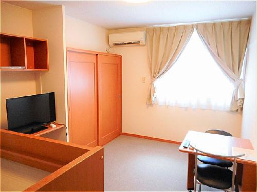 居室・リビング　カーテンやテーブル、テレビも備え付けです