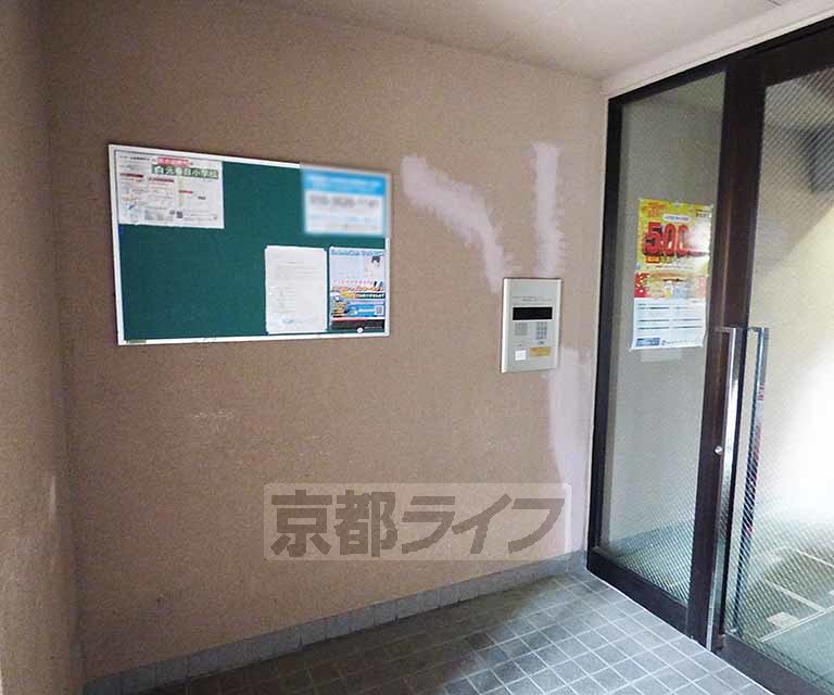 【京都市上京区信富町のマンションのロビー】