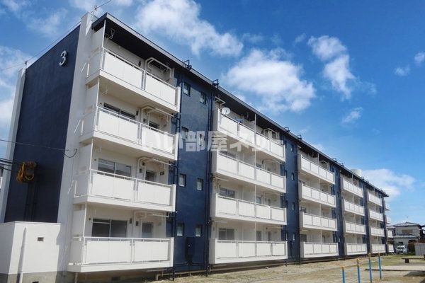 【大和高田市甘田町のマンションの建物外観】