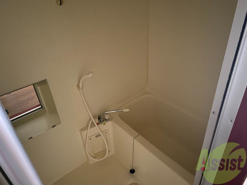 バス・シャワールーム　バスルームは狭すぎず、シャワーも浴びやすそうです。