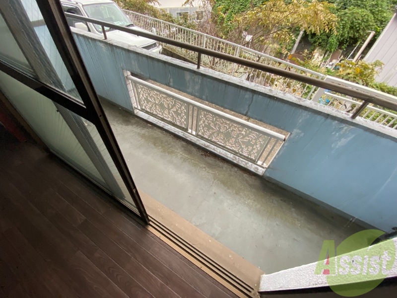 バルコニー　バルコニー。洗濯物がはかどりそうな広さがありますよ。