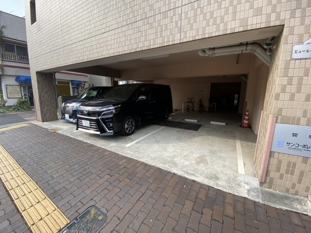 駐車場　1F部分が駐車場なので屋根有ですよ～