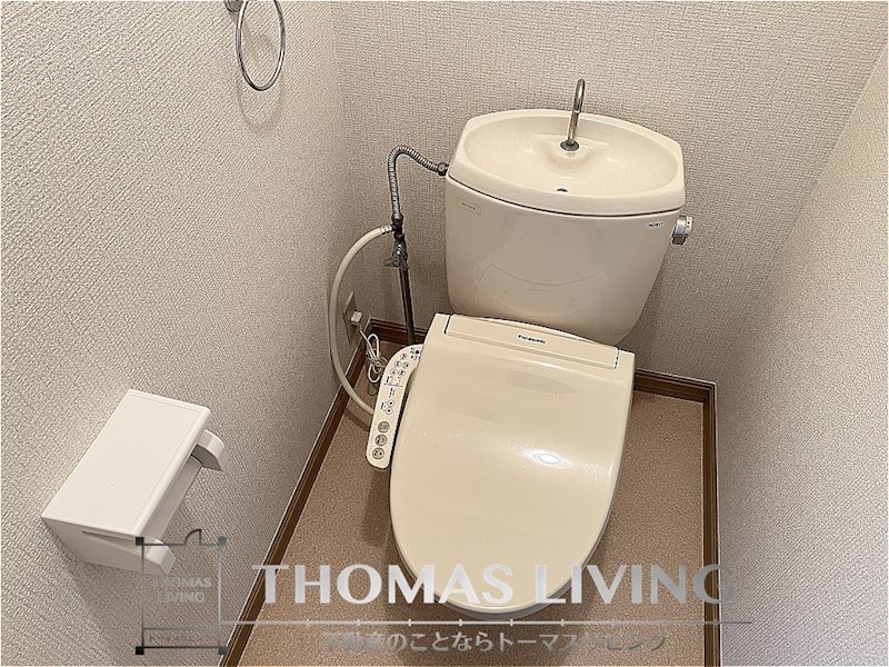 トイレ　嬉しいウォシュレット付きですよ。