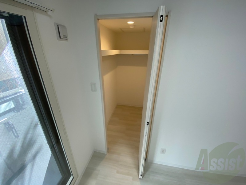 収納　こちらの収納にはハンガーをかけて服もしまえますね。