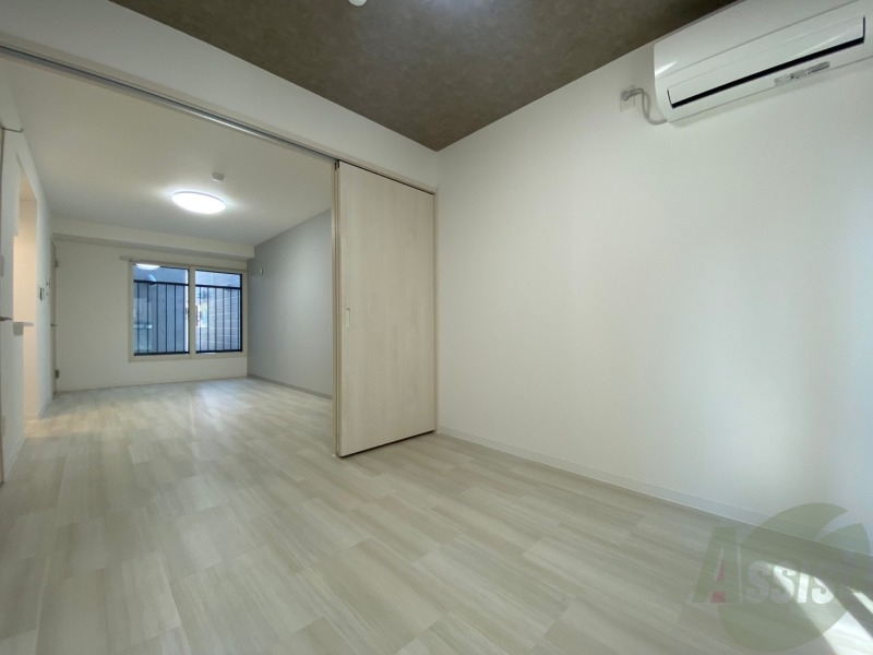 その他部屋・スペース　寝室はこちらです。光が差し込む、温かみのあるお部屋です。