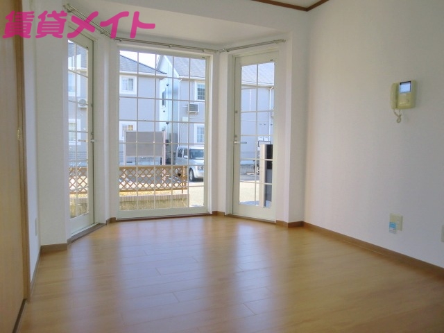 居室・リビング　同物件別室の画像です