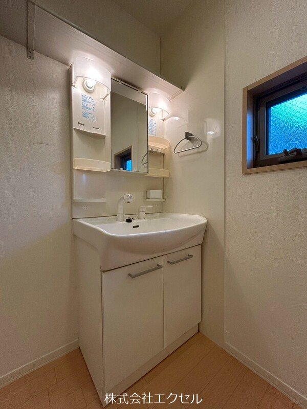 洗面設備　朝に便利な独立洗面台です。