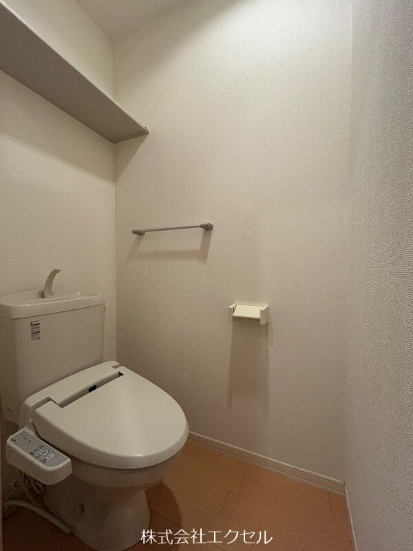 トイレ　温水洗浄便座付きのトイレです。