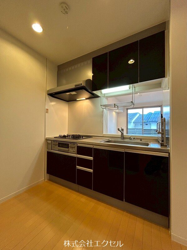 キッチン　グリル付き3口ガスコンロのシステムキッチンです。