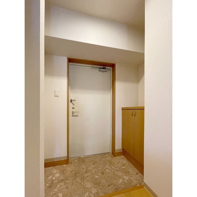 玄関　写真は６０７号室のものです。