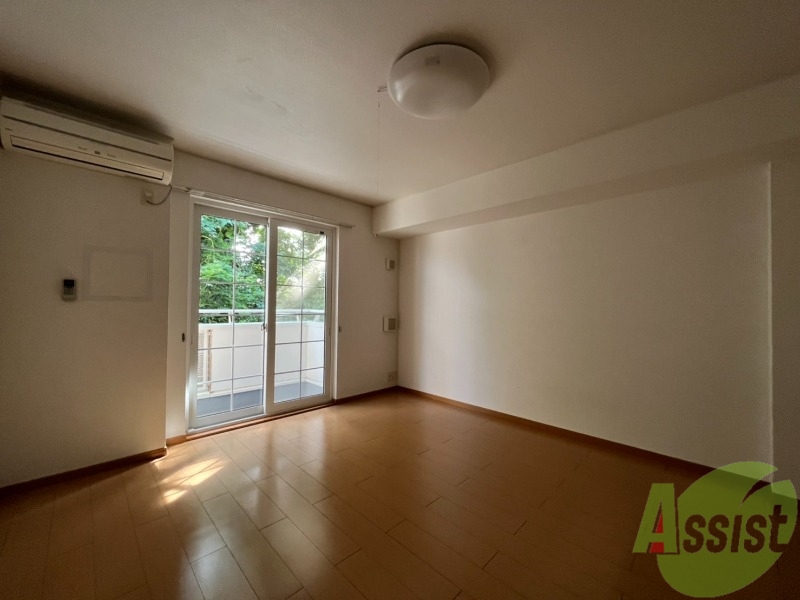 居室・リビング　広々としたお部屋ですね、日当たりもいい感じ。