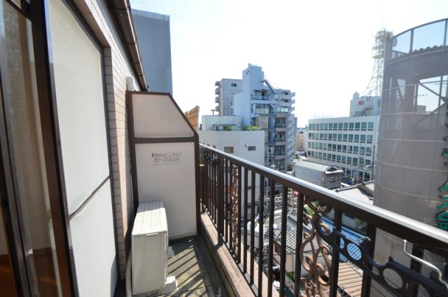 バルコニー　バルコニーの柵にもたれてお酒を飲むと、気分はハードボイルドに