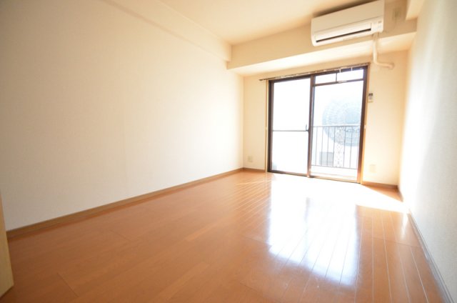 居室・リビング　日当たりが良いので昼間は電気をつける必要なし！？