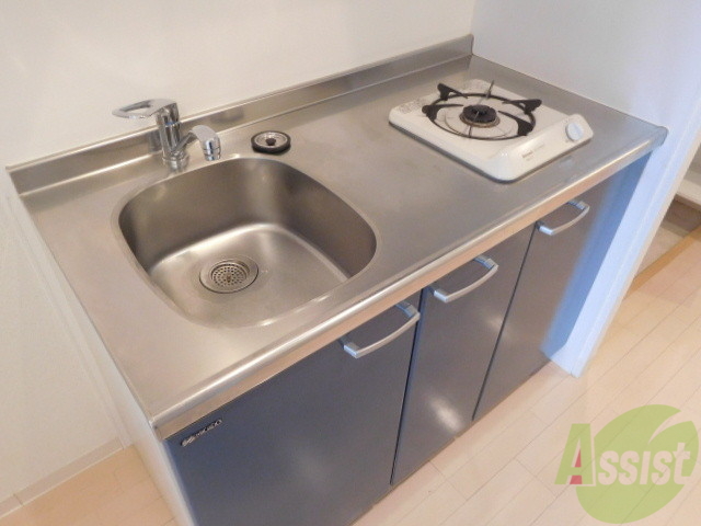 キッチン　落ち着いた色合いのキッチン。コンロ付きで使い勝手も良いです。