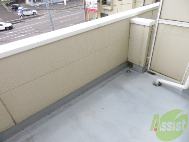 バルコニー　７帖のお部屋側のバルコニーです。幅がかなり広くていいですね。